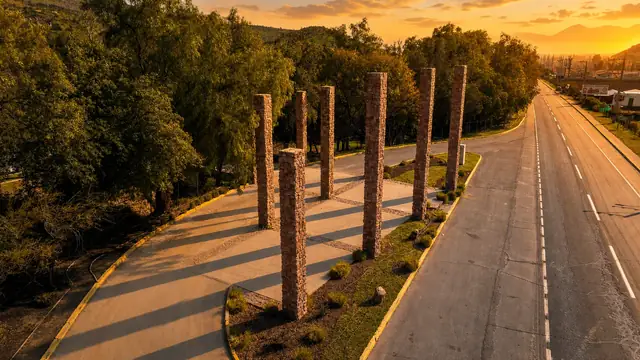 Acceso principal de Parque de Auco junto a Carretera San Martín al atardecer
