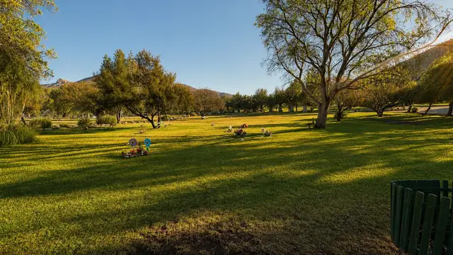 Pradera arbolada de Parque de Auco con sectores familiares